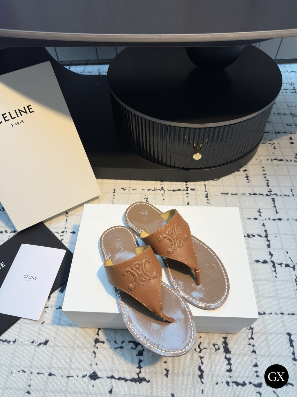 Celine Triomphe Embossed Thong Slide – קאמל - תמונה 3