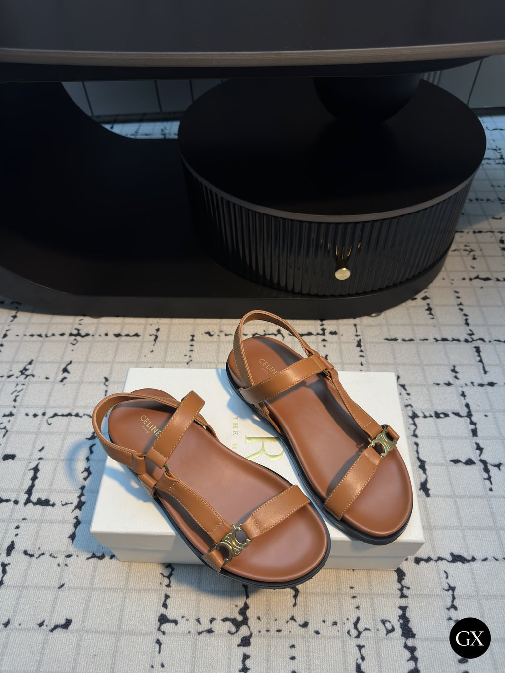 Celine Triomphe Minimal T-Strap Sandal – קאמל - תמונה 3