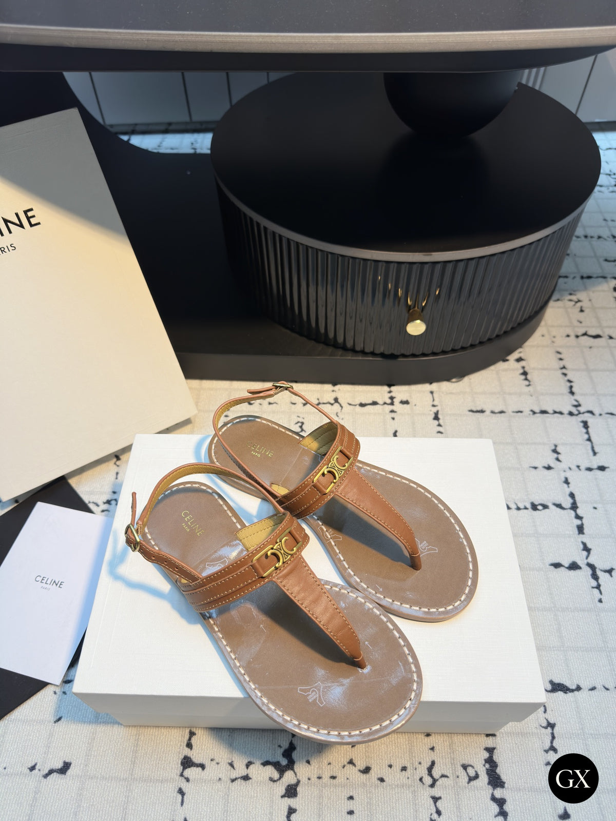 Celine Triomphe Slim-Bar Thong Sandal – חום - תמונה 3