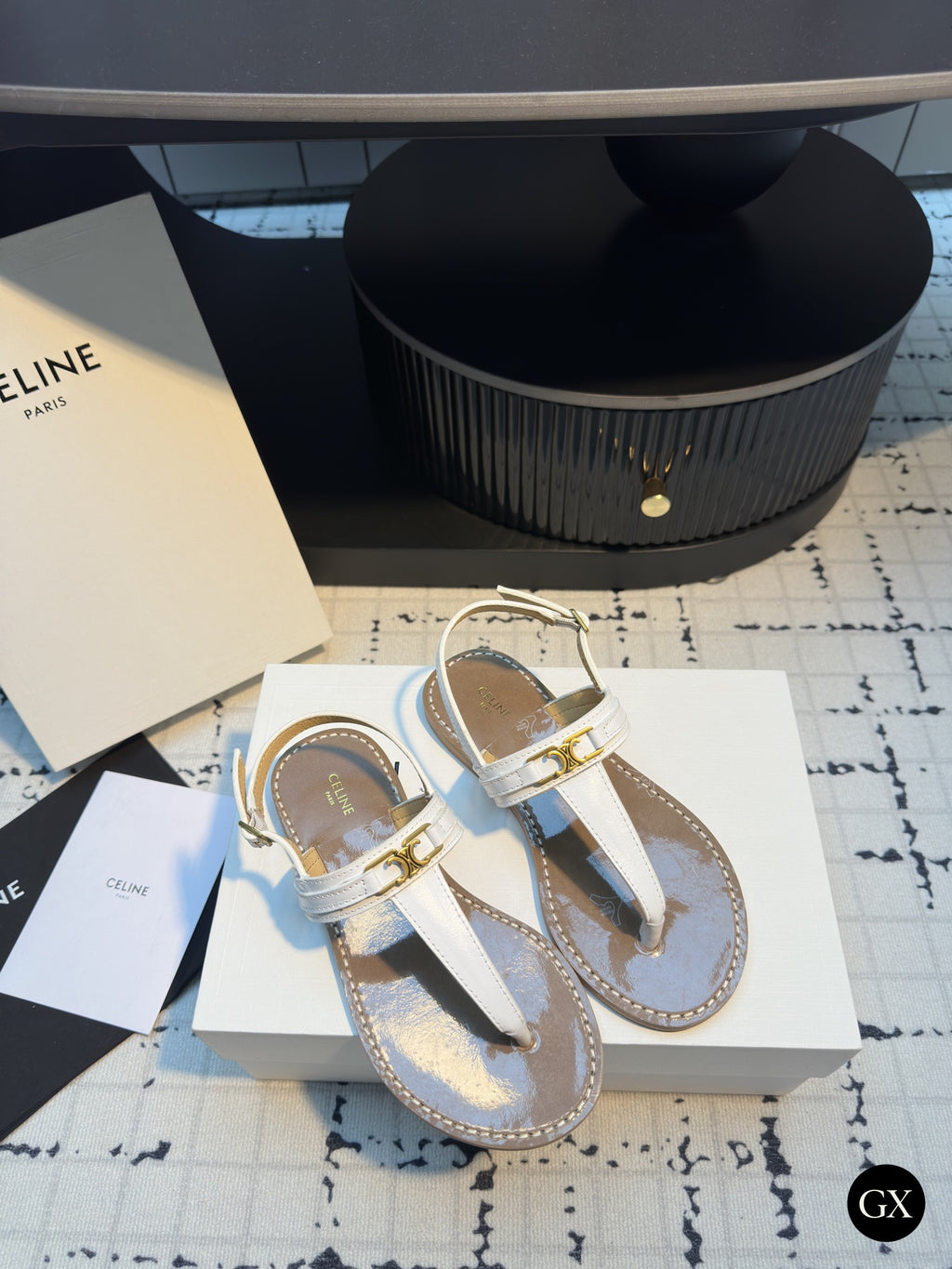 Celine Triomphe Slim-Bar Thong Sandal – לבן - תמונה 3