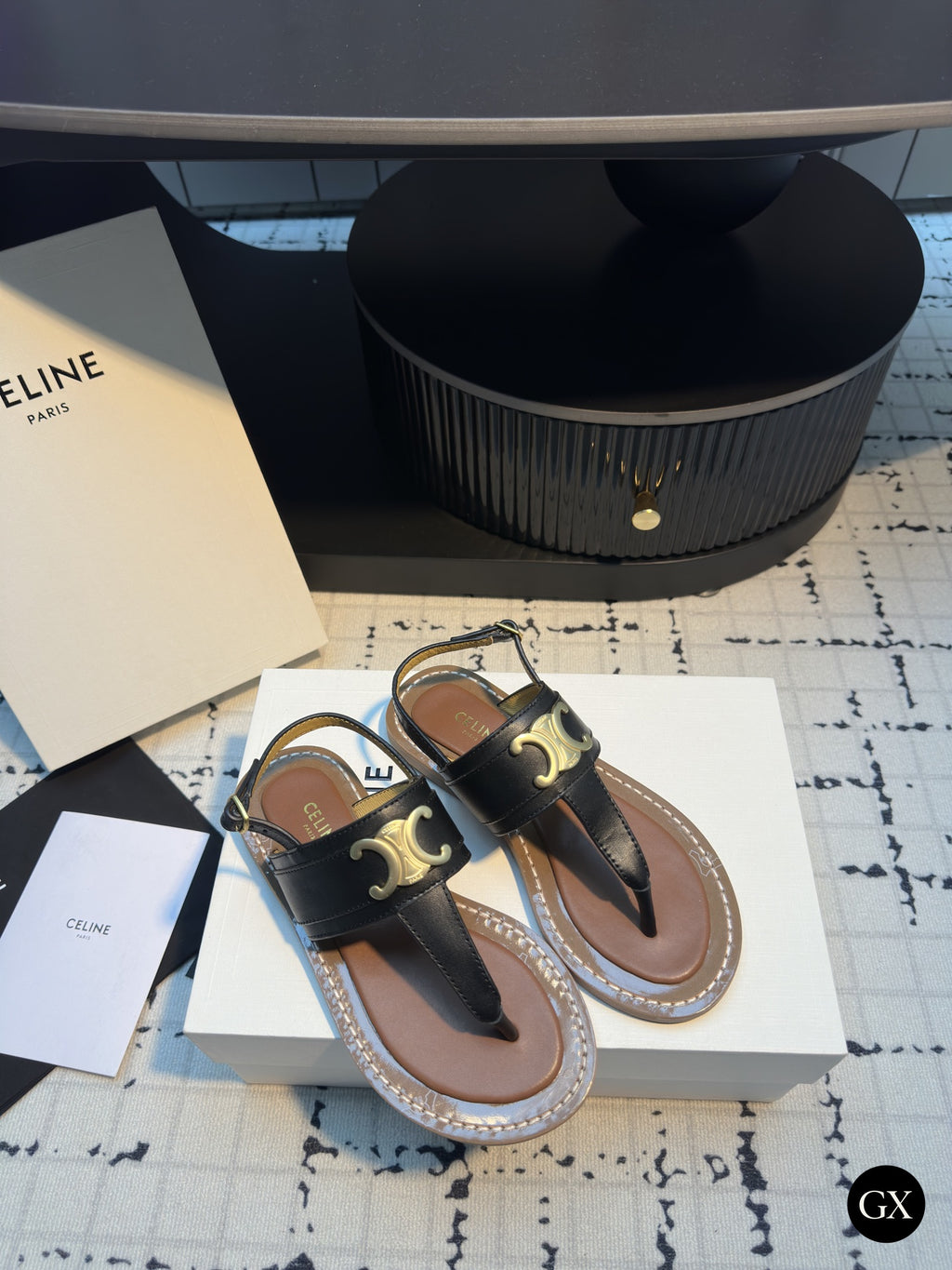 Celine Triomphe Wide-Band Thong Sandal – שחור – תמונה מקורית Gallery X
