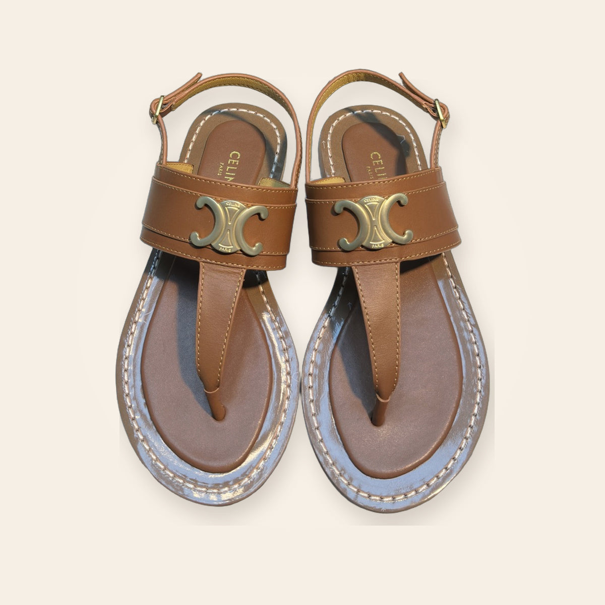 Celine Triomphe Wide-Band Thong Sandal – קאמל – תמונת קטלוג