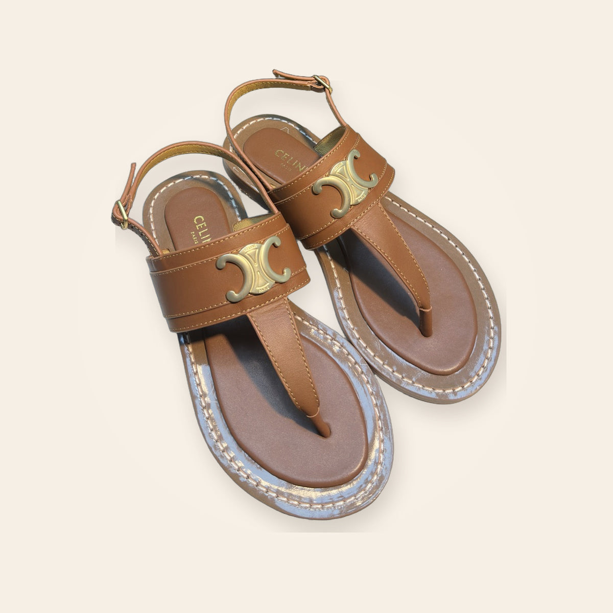 Celine Triomphe Wide-Band Thong Sandal – קאמל – זווית נוספת