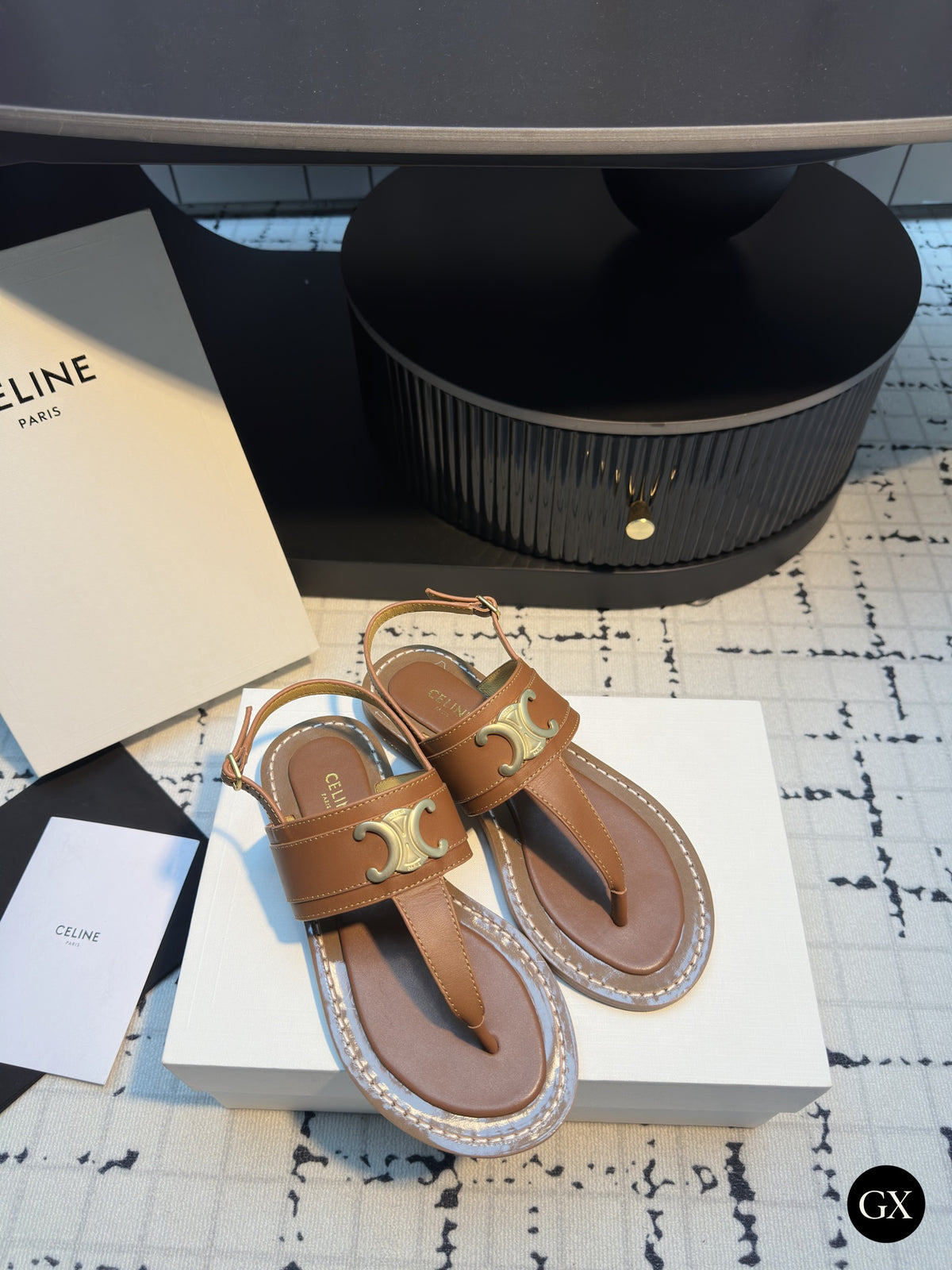 Celine Triomphe Wide-Band Thong Sandal – קאמל – תמונה מקורית Gallery X