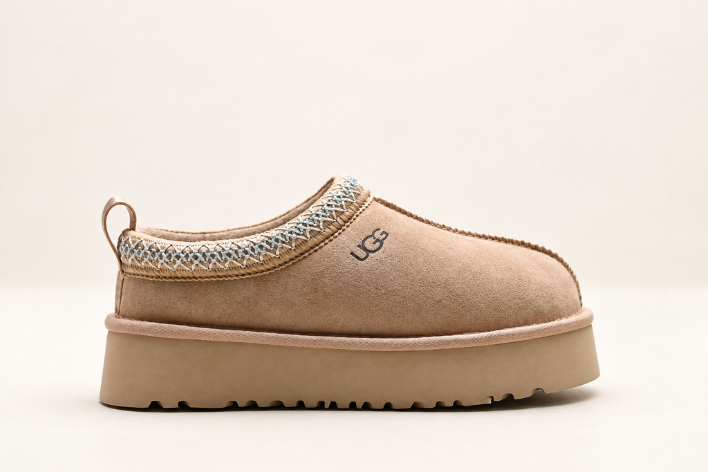 נעלי פלטפורמה UGG בעיטור קלוע, בז׳ חול עם רקמה תכלת, תמונה 1