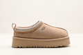 נעלי פלטפורמה UGG בעיטור קלוע, בז׳ חול עם רקמה תכלת, תמונה 1