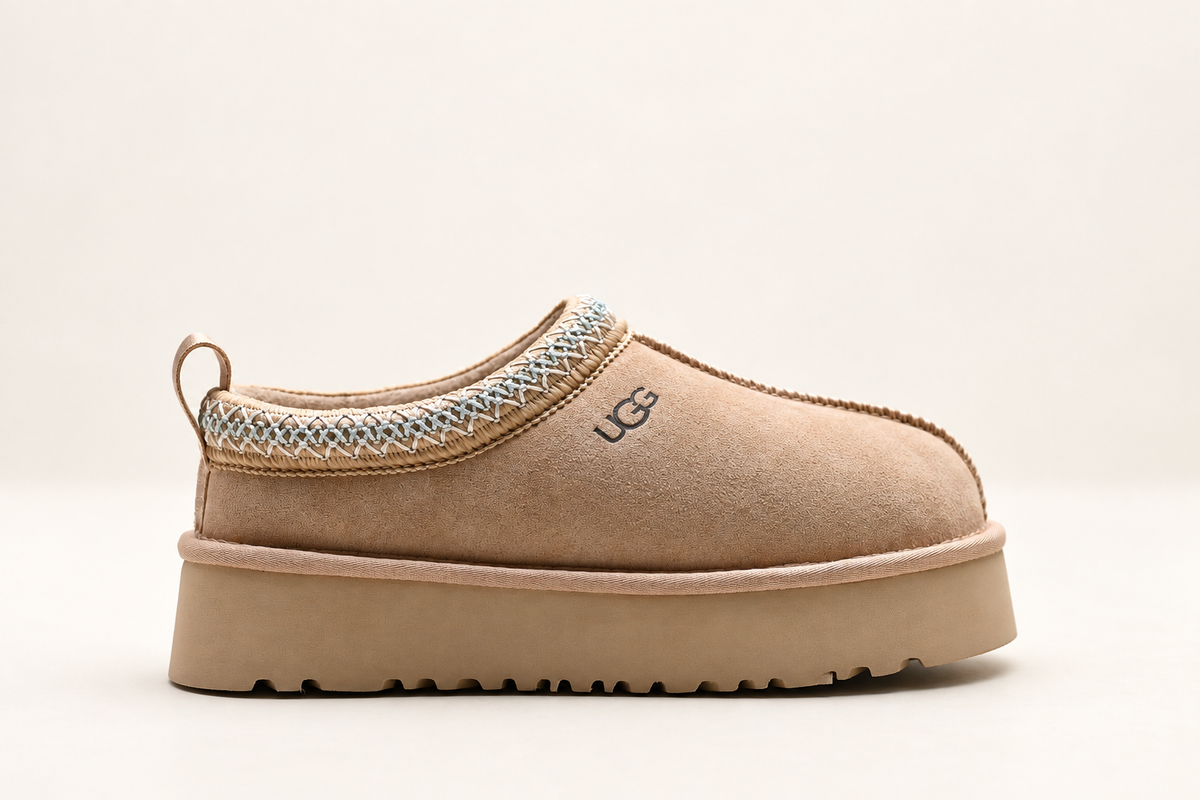 נעלי פלטפורמה UGG בעיטור קלוע, בז׳ חול עם רקמה תכלת, תמונה 1