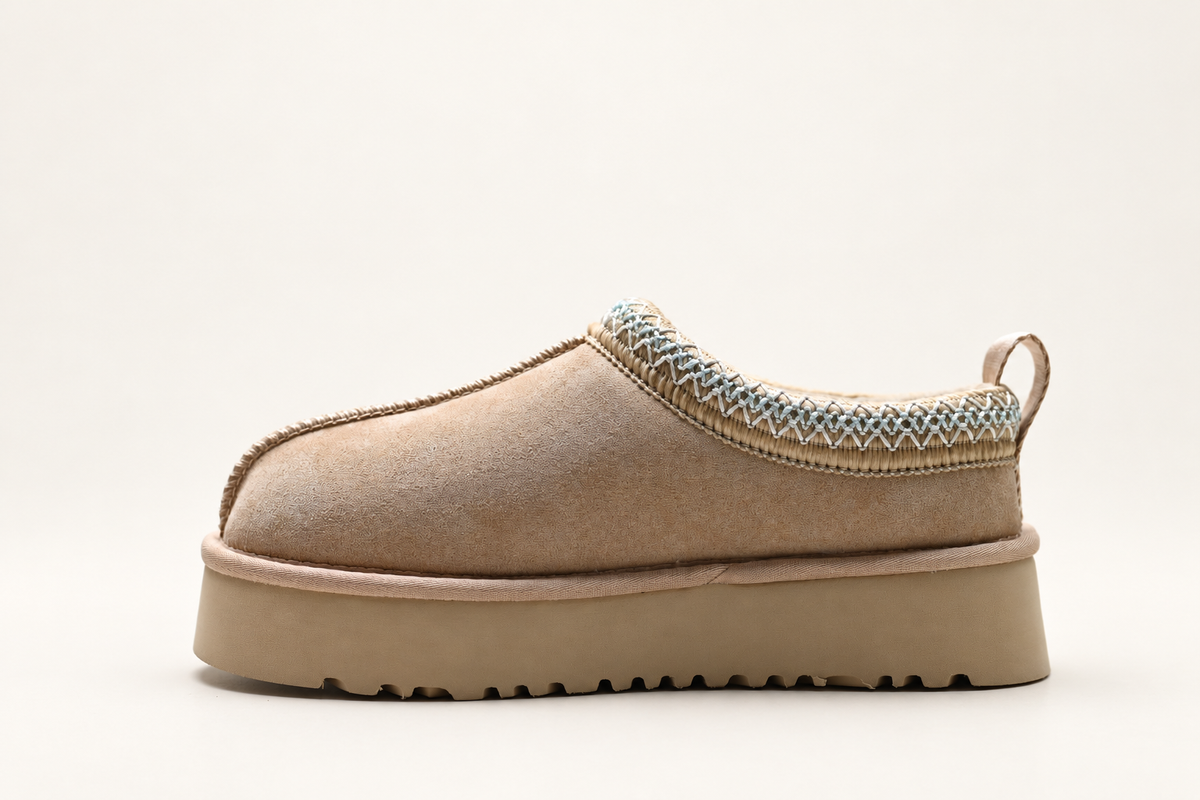 נעלי פלטפורמה UGG בעיטור קלוע, בז׳ חול עם רקמה תכלת, תמונה 2