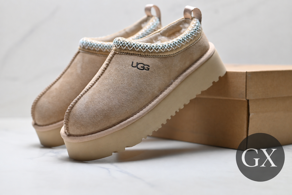 נעלי פלטפורמה UGG בעיטור קלוע, בז׳ חול עם רקמה תכלת, תמונה 3