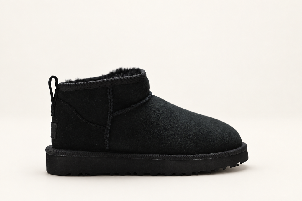 מגפון UGG Mini Ankle Boot בצבע שחור – מבט צד