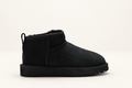 מגפון UGG Mini Ankle Boot בצבע שחור – מבט צד