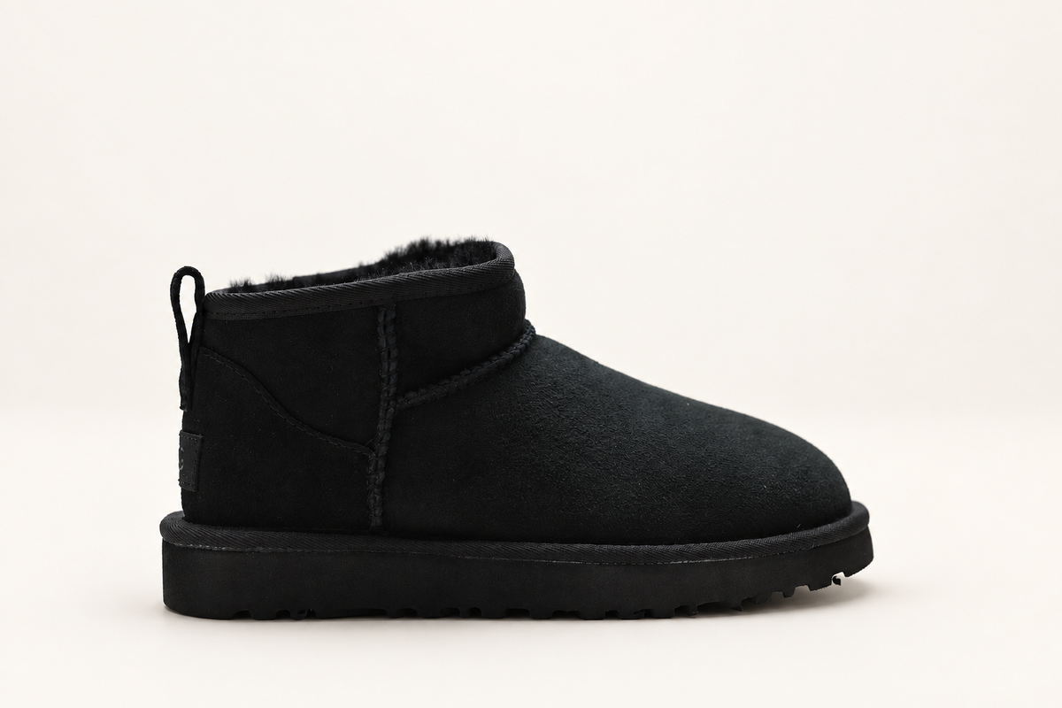 מגפון UGG Mini Ankle Boot בצבע שחור – מבט צד