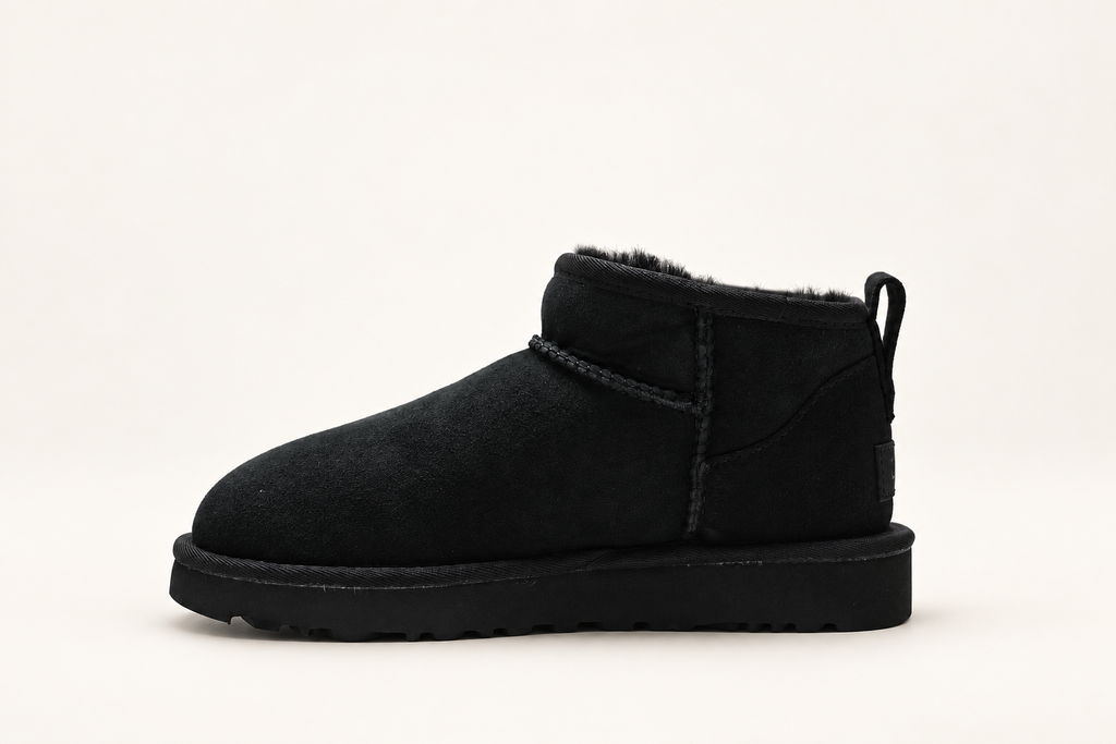 מגפון UGG Mini Ankle Boot בצבע שחור – מבט צד שני