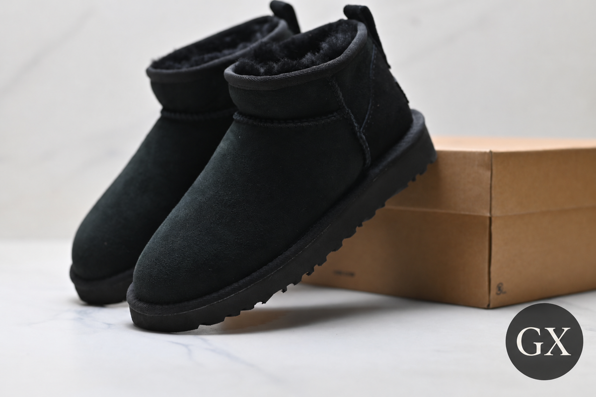 מגפון UGG Mini Ankle Boot בצבע שחור – זוג נעליים