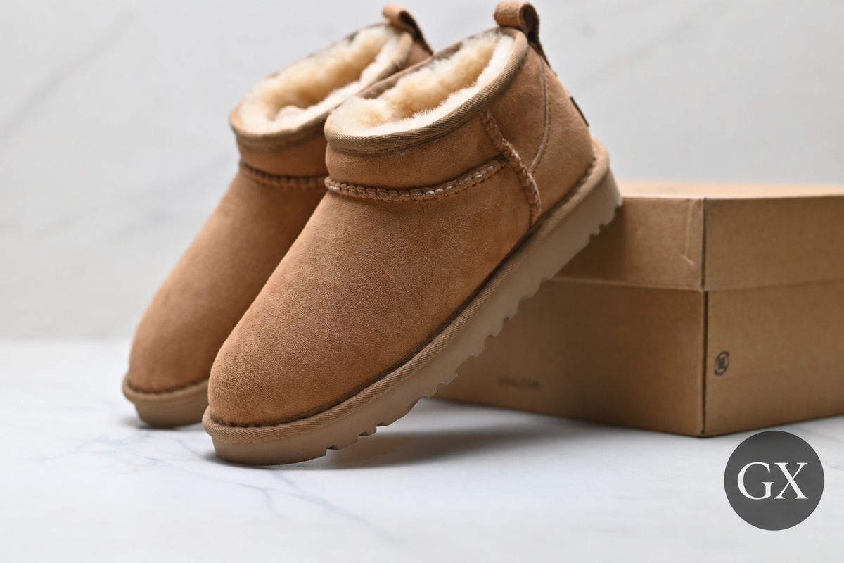מגפון UGG Mini Ankle Boot בצבע חום ערמוני – זוג נעליים