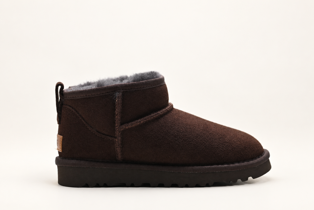 מגפון UGG Mini Ankle Boot בצבע חום כהה – מבט צד