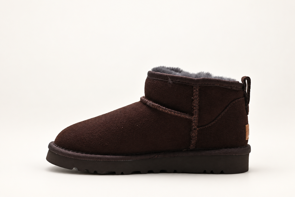 מגפון UGG Mini Ankle Boot בצבע חום כהה – מבט צד שני