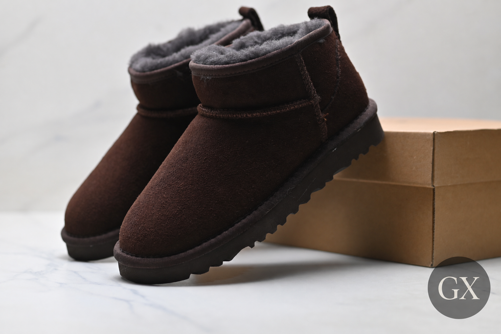 מגפון UGG Mini Ankle Boot בצבע חום כהה – זוג נעליים