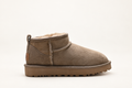 מגפון UGG Mini Ankle Boot בצבע טאופ – מבט צד