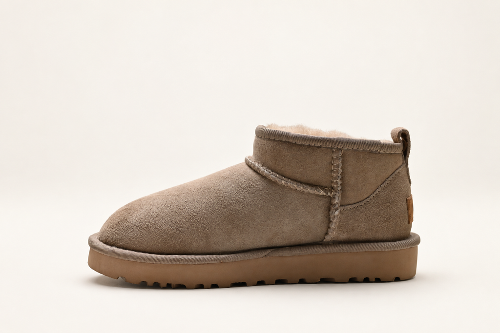 מגפון UGG Mini Ankle Boot בצבע טאופ – מבט צד שני