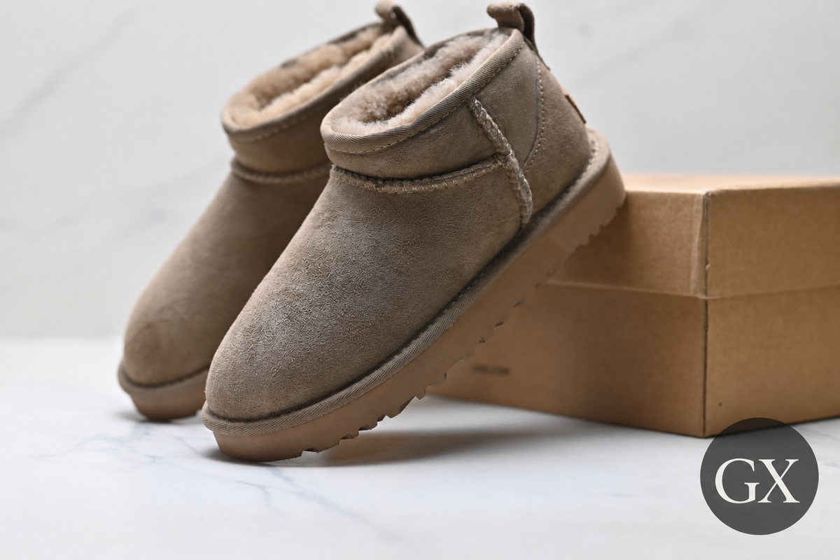 מגפון UGG Mini Ankle Boot בצבע טאופ – זוג נעליים