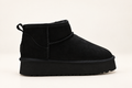 UGG Mini Platform Boot בצבע שחור – זווית 1