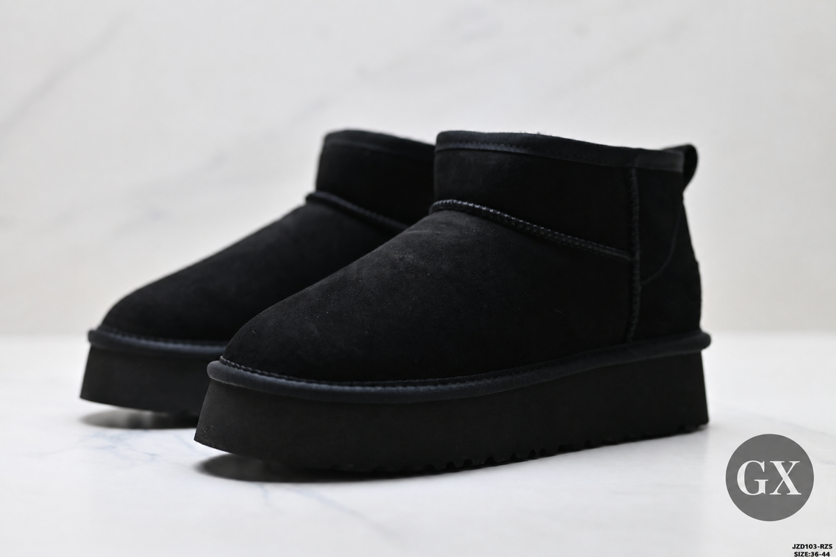 UGG Mini Platform Boot בצבע שחור – זווית 3