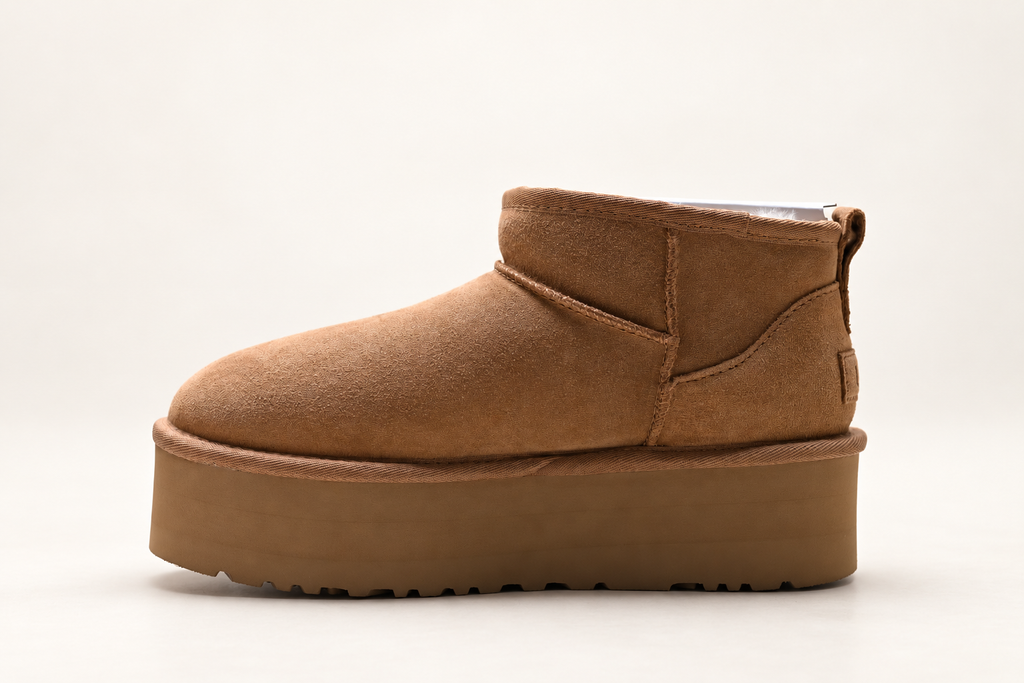 UGG Mini Platform Boot בצבע חום ערמוני – זווית 2