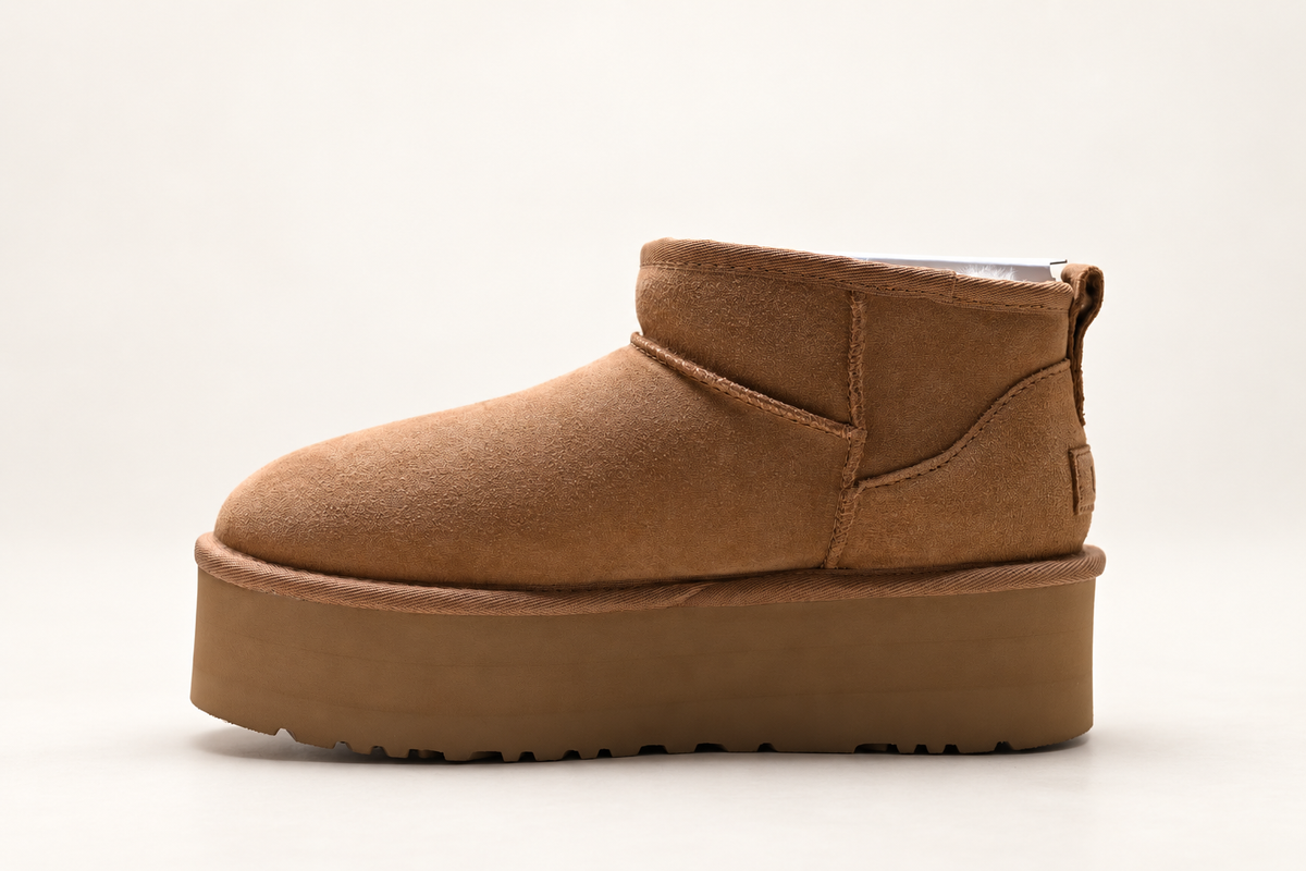 UGG Mini Platform Boot בצבע חום ערמוני – זווית 2