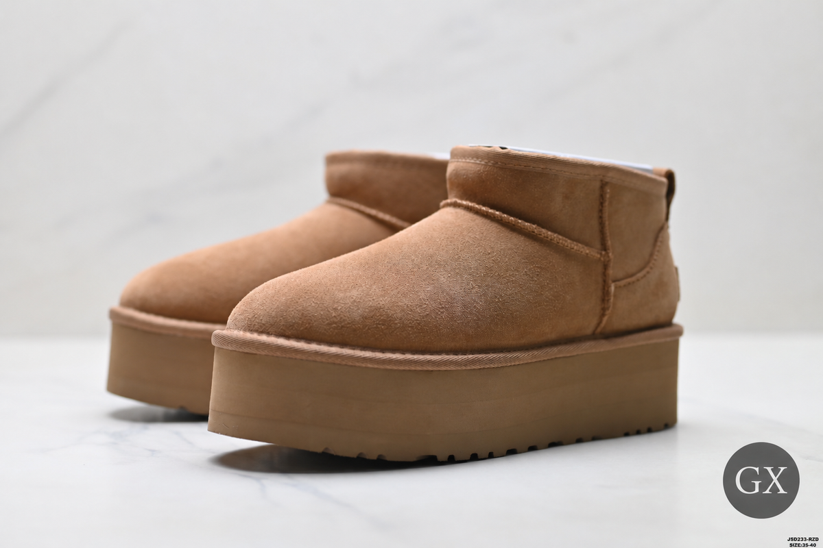 UGG Mini Platform Boot בצבע חום ערמוני – זווית 3
