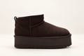 UGG Mini Platform Boot בצבע חום כהה – זווית 1