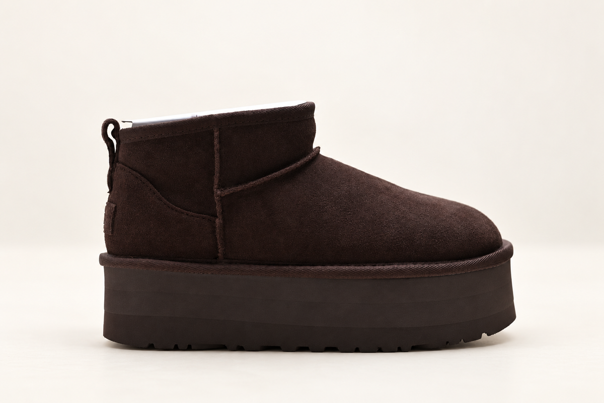 UGG Mini Platform Boot בצבע חום כהה – זווית 1