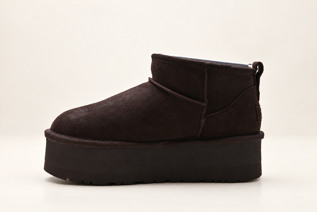 UGG Mini Platform Boot בצבע חום כהה – זווית 2