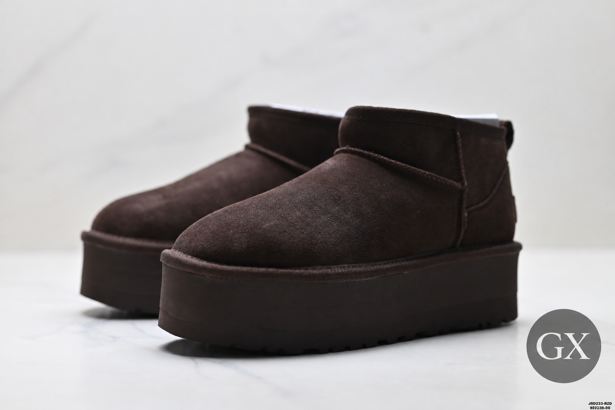 UGG Mini Platform Boot בצבע חום כהה – זווית 3